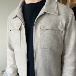 Jacka - Jacka i fint skick, köpt förra vintern. Knappt använd.