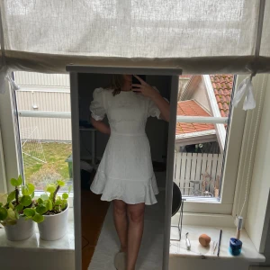 Studentklänning från Neo Noir - Vit klänning från Neo Noir. Så fin textur och passform - väldigt klassisk och stilren. Jag är vanligtvis S men tycker denna är stor på mig skulle säga att det är en stor S/M. Helt oanvänd. Nypris 899💖