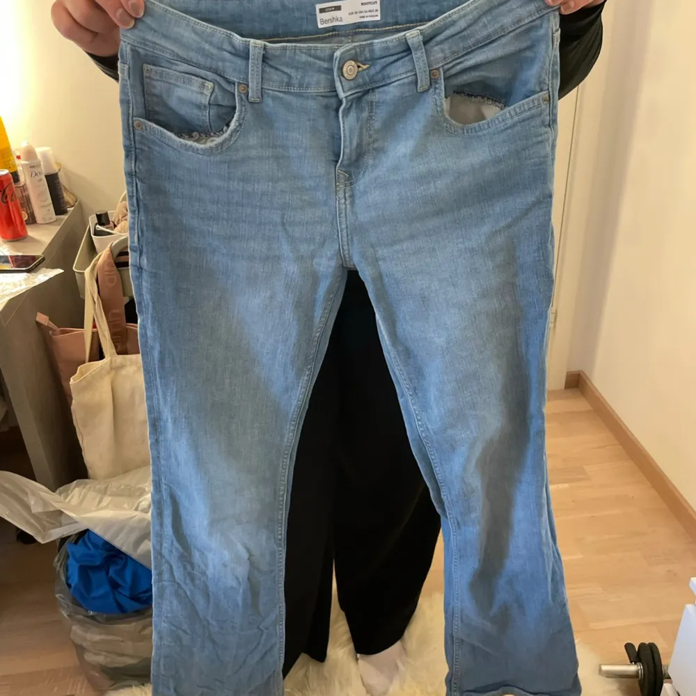 Lågmidjade jeans bootcut från Bershka, säljer då dem inte passar längre, fint skick. Jeans & Byxor.