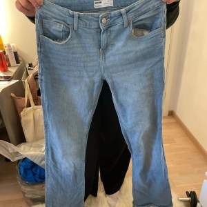 Lågmidjade jeans bootcut från Bershka, säljer då dem inte passar längre, fint skick