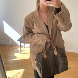 Beige blazer  - Kavaj/blazer i jätte bra kvalitet!! Använd två gånger ❣️❣️passar prefekt till våren eller fest! 