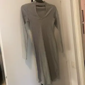 En grå jätte skön klänning med öppen hals. Den är i storlek XS men den sitter fint om man har storlek S också.