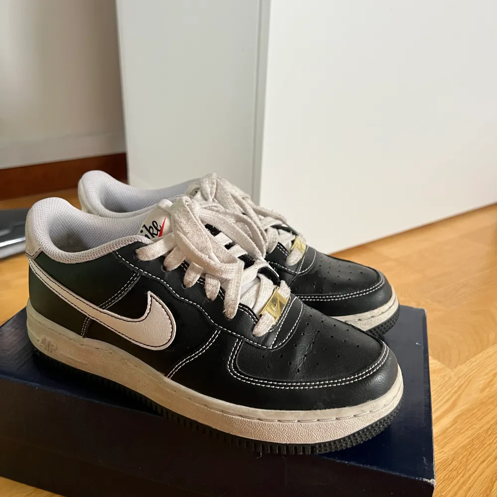 Använda Nike air force i storlek 38. Tecken på användning vid hälen (slitning från skohorn). Annars väldigt bra skick. Köpta på zalando och kvitto finns. Skor.