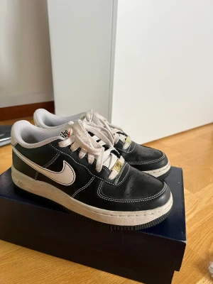 Nike air force - Använda Nike air force i storlek 38. Tecken på användning vid hälen (slitning från skohorn). Annars väldigt bra skick. Köpta på zalando och kvitto finns