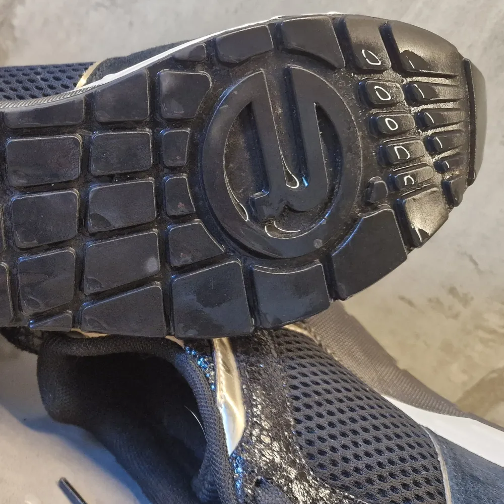Unika sneakers inköpta i Paris. Nyskick 10/10, använda max 5 ggr inomhus på jobbet, har för breda fötter. Självklart äkta. Skickar gärna fler bilder om önskas.. Skor.