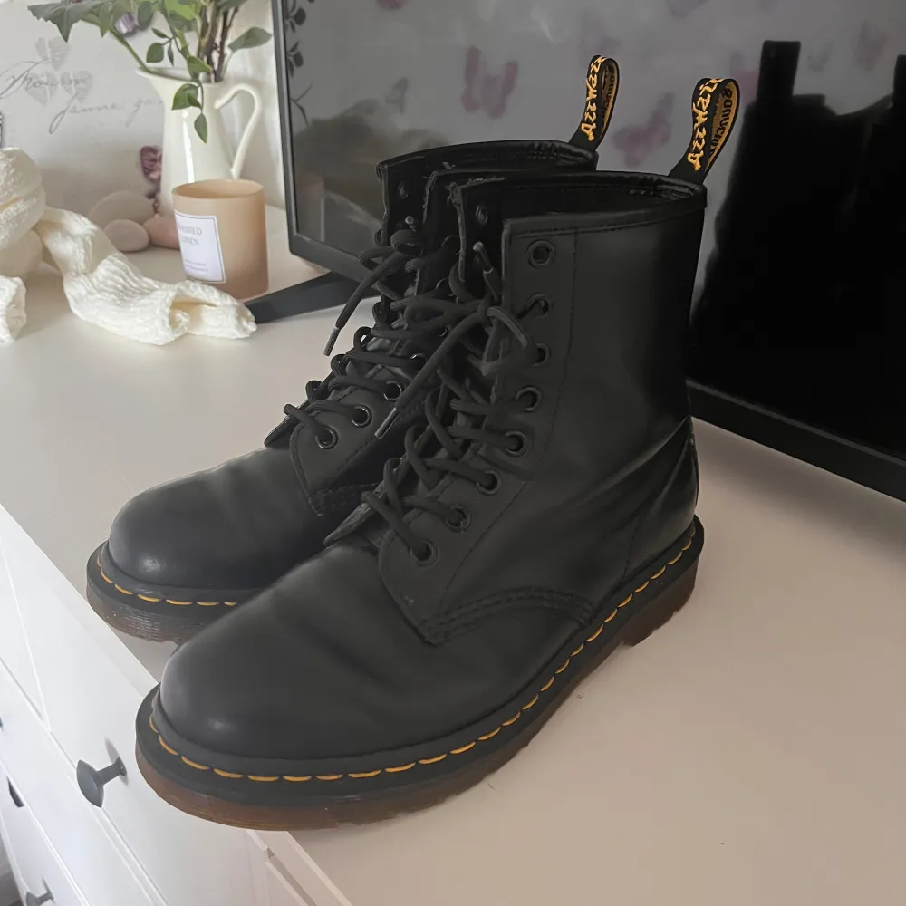 Säljer mina i princip helt nya dr. Martens då jag fick fel modell i julklapp och de därmed ej kommer till användning. Storlek 38 men skulle säga att de även passar en liten 39:a. Två par extra snören medkommer. Nypris 2100, pris går att diskutera 😊. Skor.