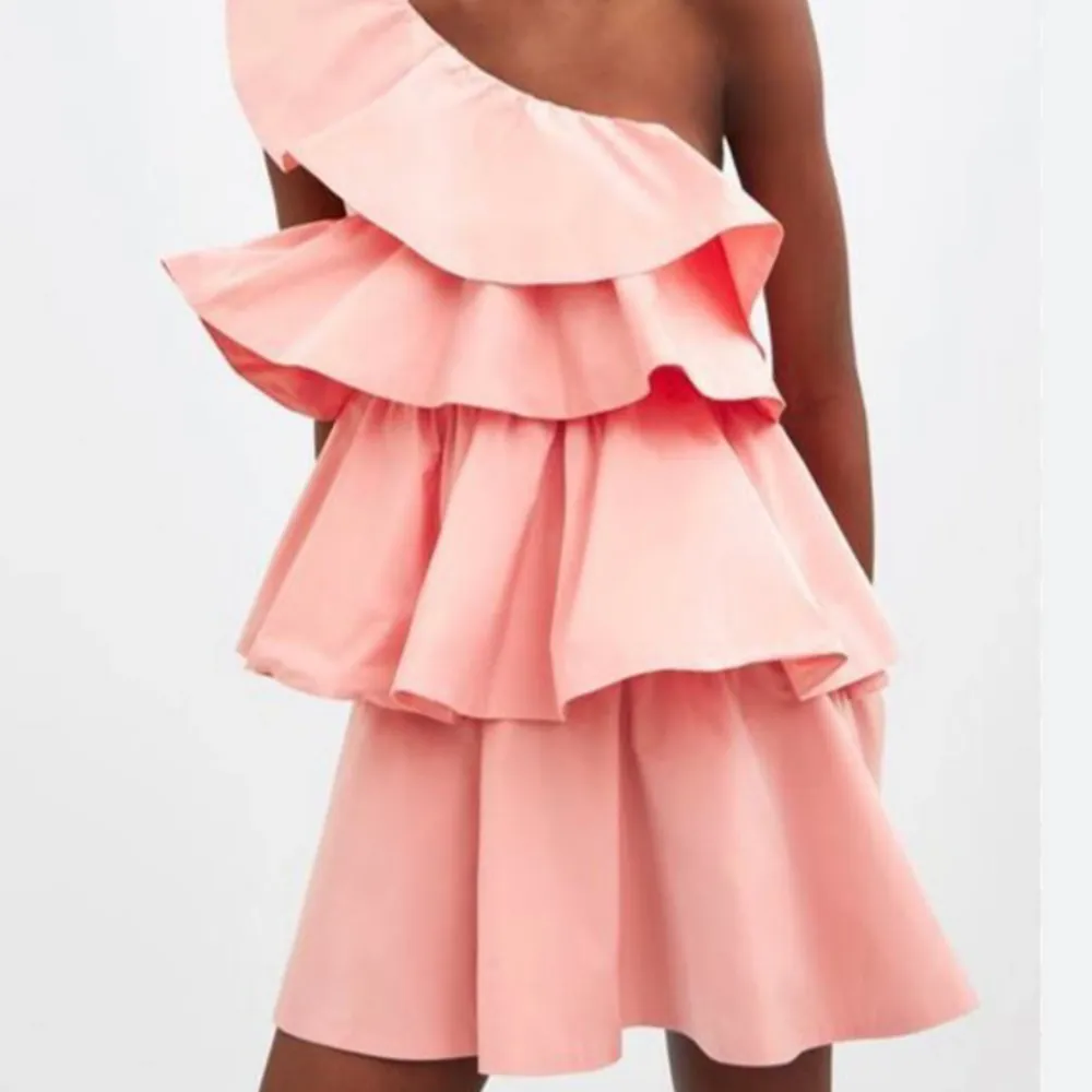 Så snygg populär rosa volangklänning från Zara i storlek M men passar S (lånade bilder)❤️❤️. Klänningar.