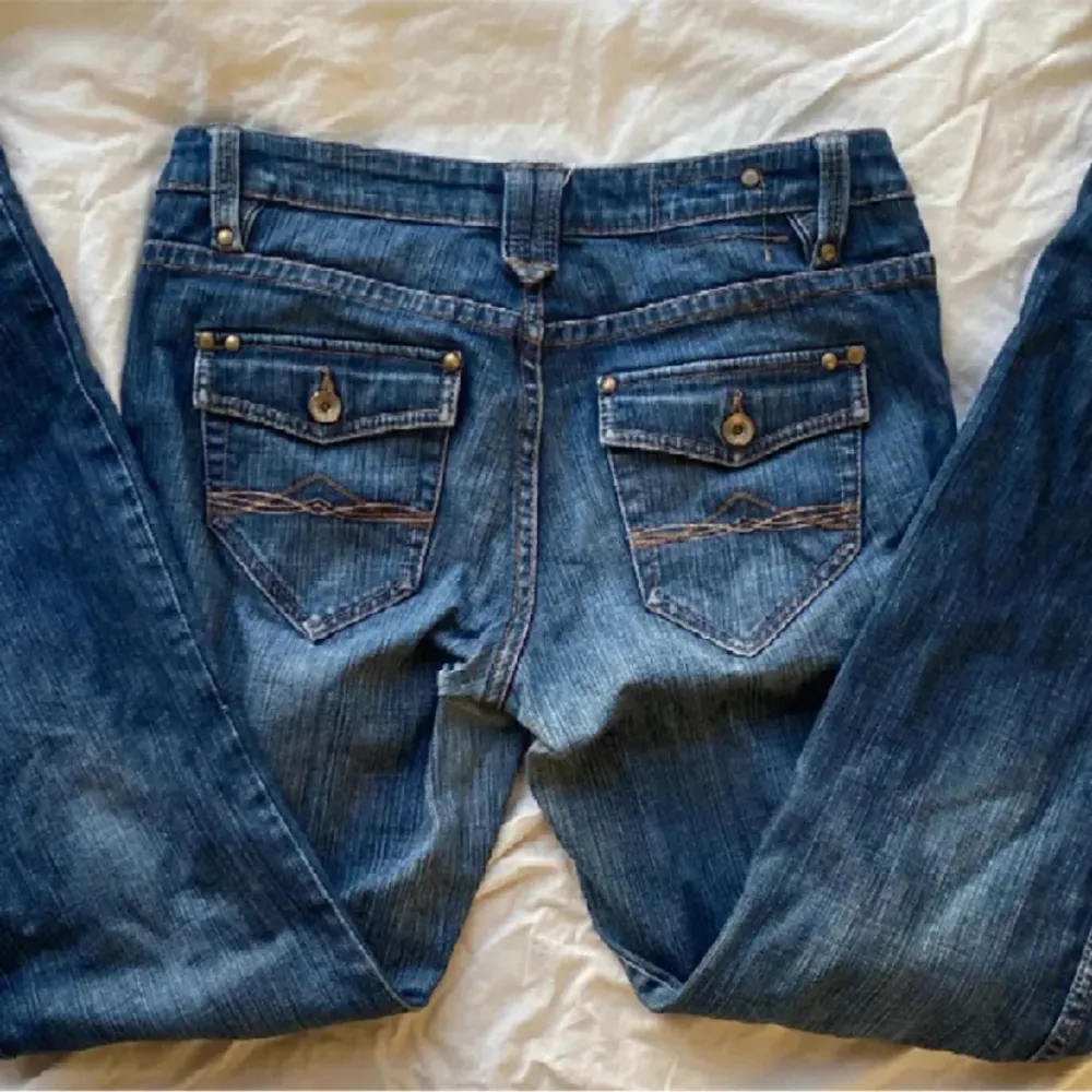 Säljer dessa snygga lågmidjade bootcut jeans 💘💘 midjemåttet: 80cm  innerbenslängden: 82 cm 💗 kan inte skicka bild på. Jeans & Byxor.