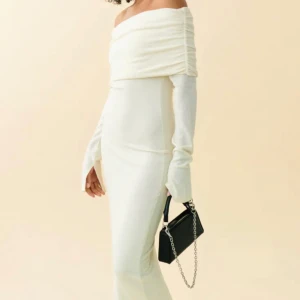 Off shoulder klänning  - Säljer min superfina off shoulder klänning från Gina Tricot. Precis som ny då den endast är använd vid två tillfällen. Ljuset är lite dåligt på bilderna, men kan skicka fler bilder om så önskas. Storlek: XS, men skulle säga att den även passar en S 