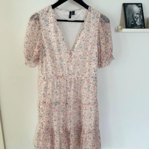 Sommarklänning  - Söt klänning från vero moda, aldrig använd enbart testad så i nyskick 