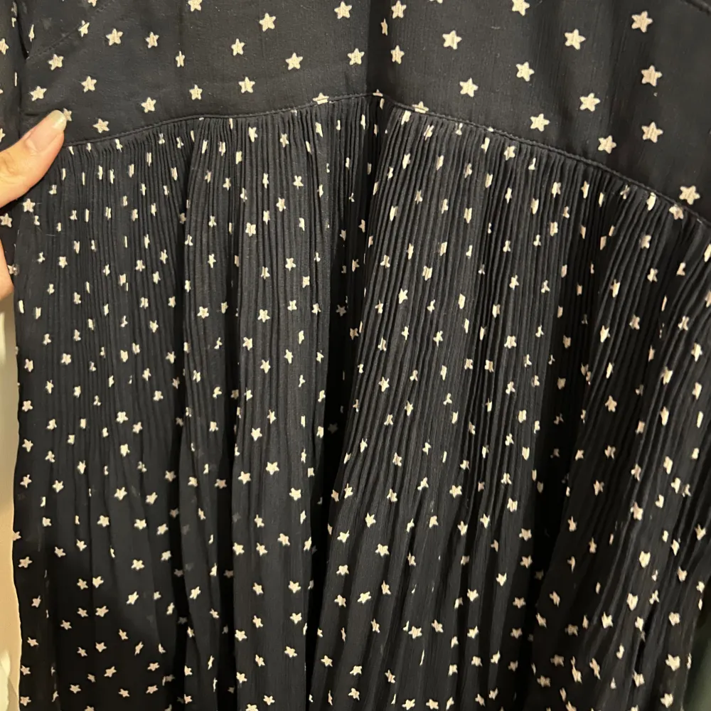 En stjärnmönstrad klänning i ett mycket bra skick. Köpt på sellpy men märket är asos. Den är genomskinligt upp till i både fram och bak. Skulle inte säga att den är volang ner till så som på dom två första bilderna. Armarna är lite utsvängda💕. Klänningar.