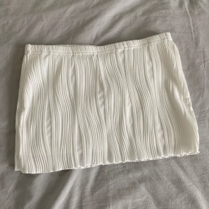 Miniskirt  - Säljer denna low waist kjolen, storleken är väldigt petite. Superfin till sommaren🌸Aldrig använd. Jag är 173 och den är för kort för mig!!