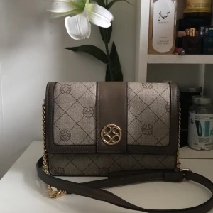 Unrika väska - Finväska till sommar 3 fack i 