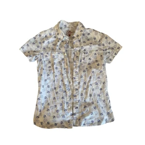 Kortärmad skjorta - Somrig kortärmad skjorta med blommigt mönster💓💓💓  Den är i storlek S men är en lös modell. Skriv privat vid intresse eller frågor🫶🏻🫶🏻