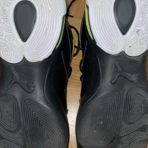 Basket skor - Hej? Säljer minna basket skor som bara legat. Jag beställde dem för tre veckor sedan och bara använt ett par gånger. Inga hål inget helt fresh. Storlek 42. Skorna är väldigt skörna. Vi kan diskutera ett bra pris. Tveka inte skriv.    Jakob😀