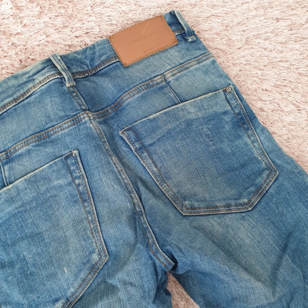 Zara jeans använda. Vill bli av med dem. Därför billigt pris. Jeans & Byxor.