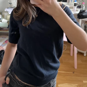 Stickad T-shirt  - Säljer denna stickade T-shirt då den aldrig kommit till användning! Helt ny med prislapp💕