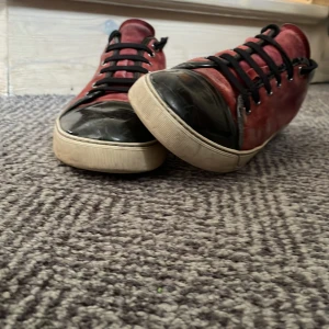 Vinröda lanvins - Eftertraktade vinröda lanvins i bra skick. Endast små defekter finns. Pris kan diskuteras.