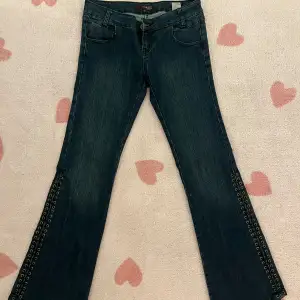 Lågmidjade jeans med detaljer på sidorna och bakfickorna. Säljer då de inte kommer till användning💋 osäker på storlek men skulle gissa på S/M 