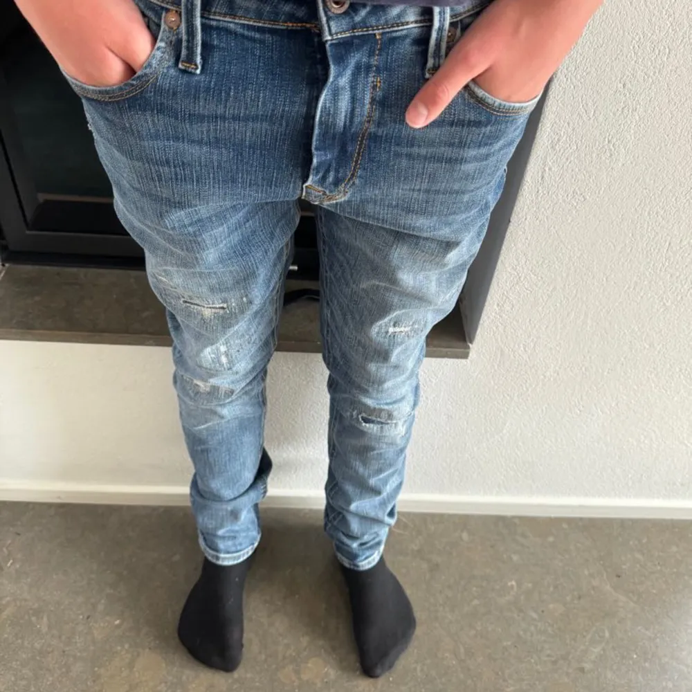 Sjukt snygga Jack & Jones jeans i nyskick. Personen på bilden är cirka 170 och väger 50 kg. Kontakta oss för fler frågor eller funderingar.. Jeans & Byxor.