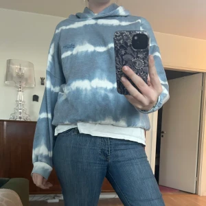 Tie dye hoodie  - Jätte snygg och skön tie dye hoodie! Väldigt trendig och som ny. Väldigt mjuk och snygg däremot använder jag den aldrig!💗🌷