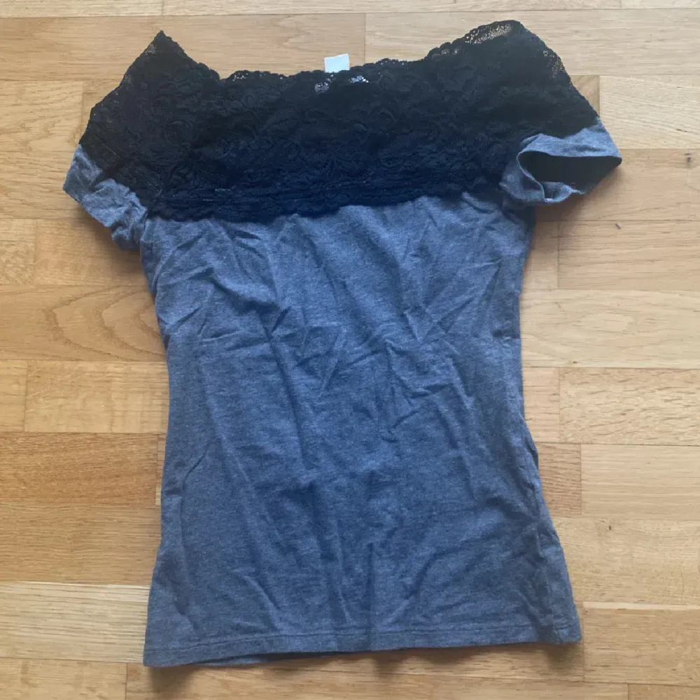 Superfin spets tröja som tyvärr inte kommer till användning💕❤️ lånade bilder men det exakt samma tröja🫶🏼. T-shirts.