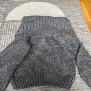 En fin stickad tröja💗 - En fin stickad tröja i grå, använd 2-4 ggr, jätte fin o söt❤️ storlek S!!  jätte mysig o ha på sig o speciellt tex till jul🙏🏼 o inga skador alls o jätte bra skick!! den kostade 400kr i affär💕 och den är slutsåld just nu💞