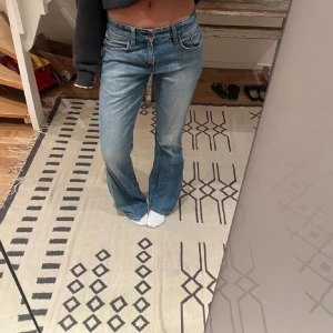 Lågmidjade jeans - Jättefina lågmidjade jeans i mycket bra skick😇 Mått: 28/36. Obs första två bilder lånade💓pris går att diskutera