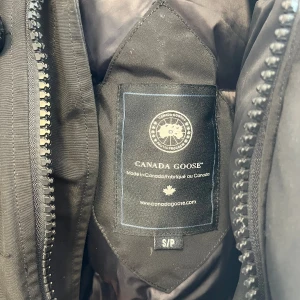 Canasta goose jacka black label - Canasta goose äkta black label mid lång, kommer kemtvättas innan den skickas! Passar både tjejer och killar! Fint skick!