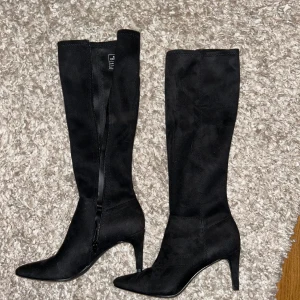 Stövlar mocka  - Snygga och helt oanvända stövlar i svart mocka. Märket heter catwalk. Köptes för några månader sen men har bara stått i garderoben.  Storlek 40, jag har vanligtvis 38/39 men fick gå upp i strl i dessa då dom var lite små i storleken 