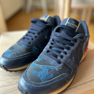 Valentino garavani herr sneakers  - Valentino garavani herr sneakers strl 41 i nästan nyskick endast använd 2 gånger