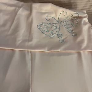 Rosa flare pants - Jättefina rosa flare pants som tyvärr aldrig kommer till användning då dom inte passar mig. Dom är i helt nyskick endast testade, absolut fantastiska💞