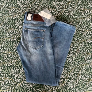 G Star Raw - Tja! Säljer nu dessa sjukt snygga och sprillans nya G-Star Raw i modellen 3301 i storlek 27:32. Färgen passar perfekt nu inför våren. Skicket är 10/10, helt nya. Nypris ligger över 1199 kr. Vid fler frågor/bilder är det bara att skriva!