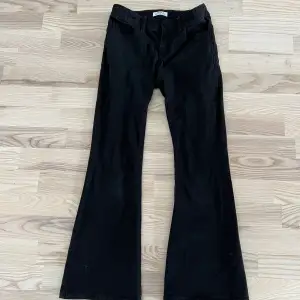 Svarta jeans från Lindex bootcut i fint skick, sparsamt använda. Storlek 146  Kan mötas upp i Uppsala