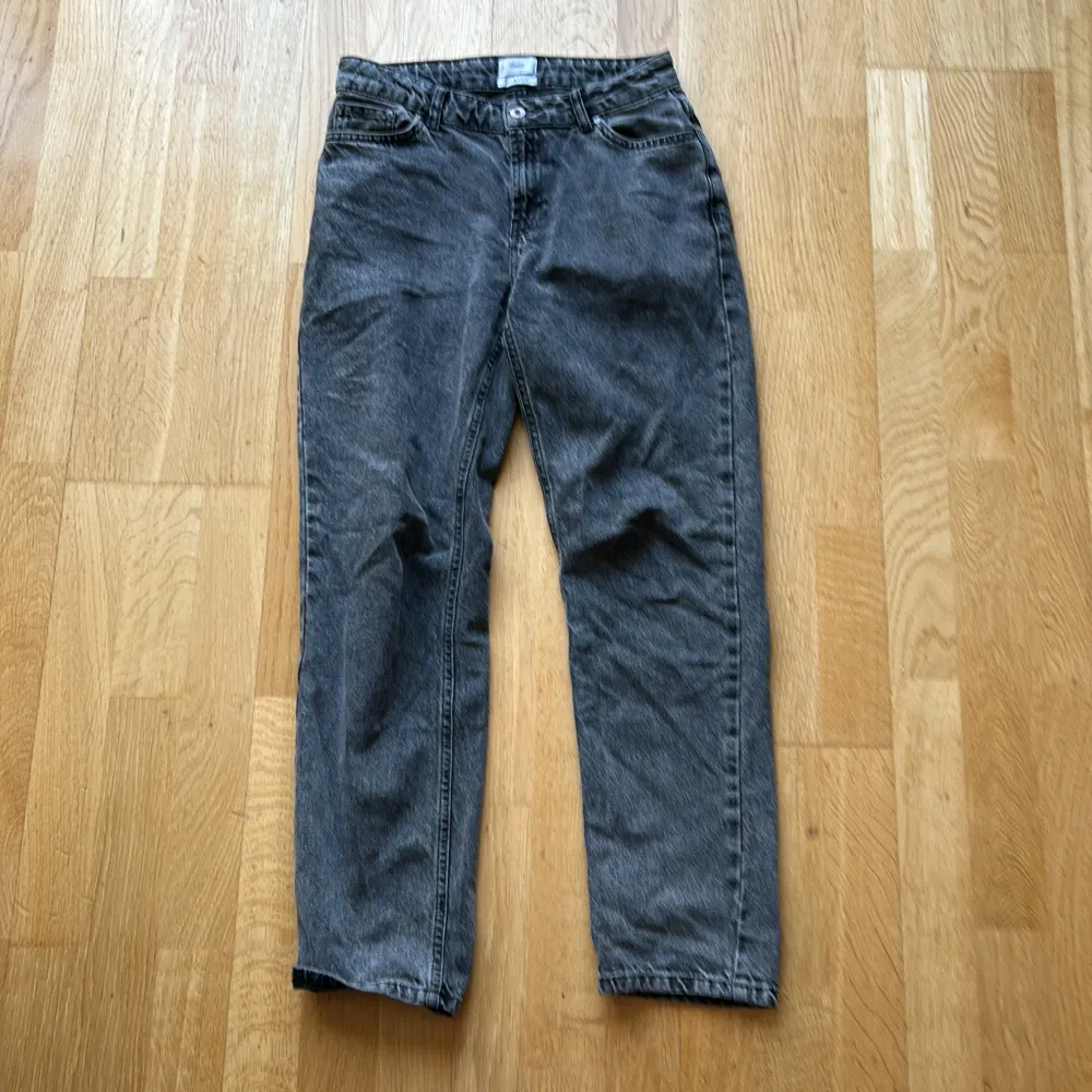 Gråa grunt jeans i storlek 27. Använda väldigt lite och i väldigt fint skick nästan som helt nya. Nypris runt 500. Jeans & Byxor.