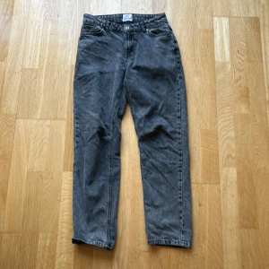 Grunt jeans grå - Gråa grunt jeans i storlek 27. Använda väldigt lite och i väldigt fint skick nästan som helt nya. Nypris runt 500