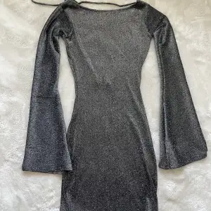 Supersnygg glittrig klänning från ByStina. Perfekt till fest och högtider. Endast använd en gång💕ordinarie pris: 749kr