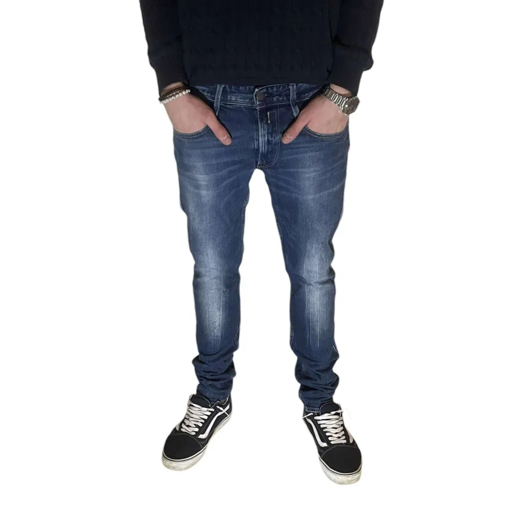 Säljer dessa fräscha replay jeans i modellen Anbass. Bra skick inga defekter 9/10.  Passar perfekt på modellen på bilden som är 189 och väger 75kg, W31/L34. Passar perfekt. Kontakta oss ifall du har frågor och funderingar!. Jeans & Byxor.