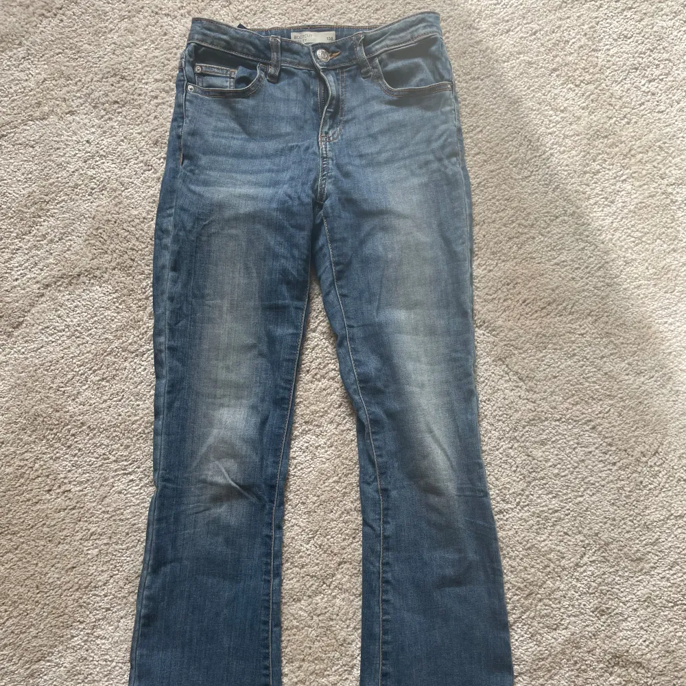 Midwaist jeans med den perfekta passformen💕 Köppt på barnavdelningen så har band som man kan spänna in vid behov🥰 Uppsprättade längst ner för att bli lite längre💓 Midjemått: 31cm men är stretchiga . Jeans & Byxor.