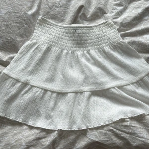 Kjol - Kjol köpt på Gina tricot. Storlek S men passar M. Använd 1 gång