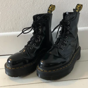 Dr. Martens  - Säljer mina dr martens kängor då dom inte kommer till användning. Har bara används ett fåtal gånger, mycket bra skick! Nypris: 2400