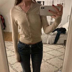 Kofta  - Beige kofta från lager157💘 sitter jättefint och lång i ärmarna!