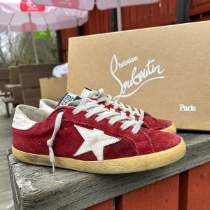 Golden goose skor  - Bra skick skit snygga golden goose skor. Har kvitto men inget og använt ett fåtal ggr säljer pga av att de är för små. Str 40 men passar 41 Byten går bra och om ni har några frågor är det bara att fråga!