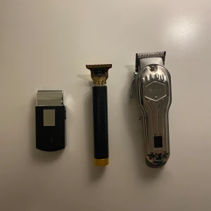 Hårklippare - starter pack - Det perfekta starter packet för dig som vill börja klippa. Här har du allt du behöver för att göra en grym fade. Alla guards följer även med till fade maskinen. Laddare ingår.  Shaver Trimmer Fade maskin