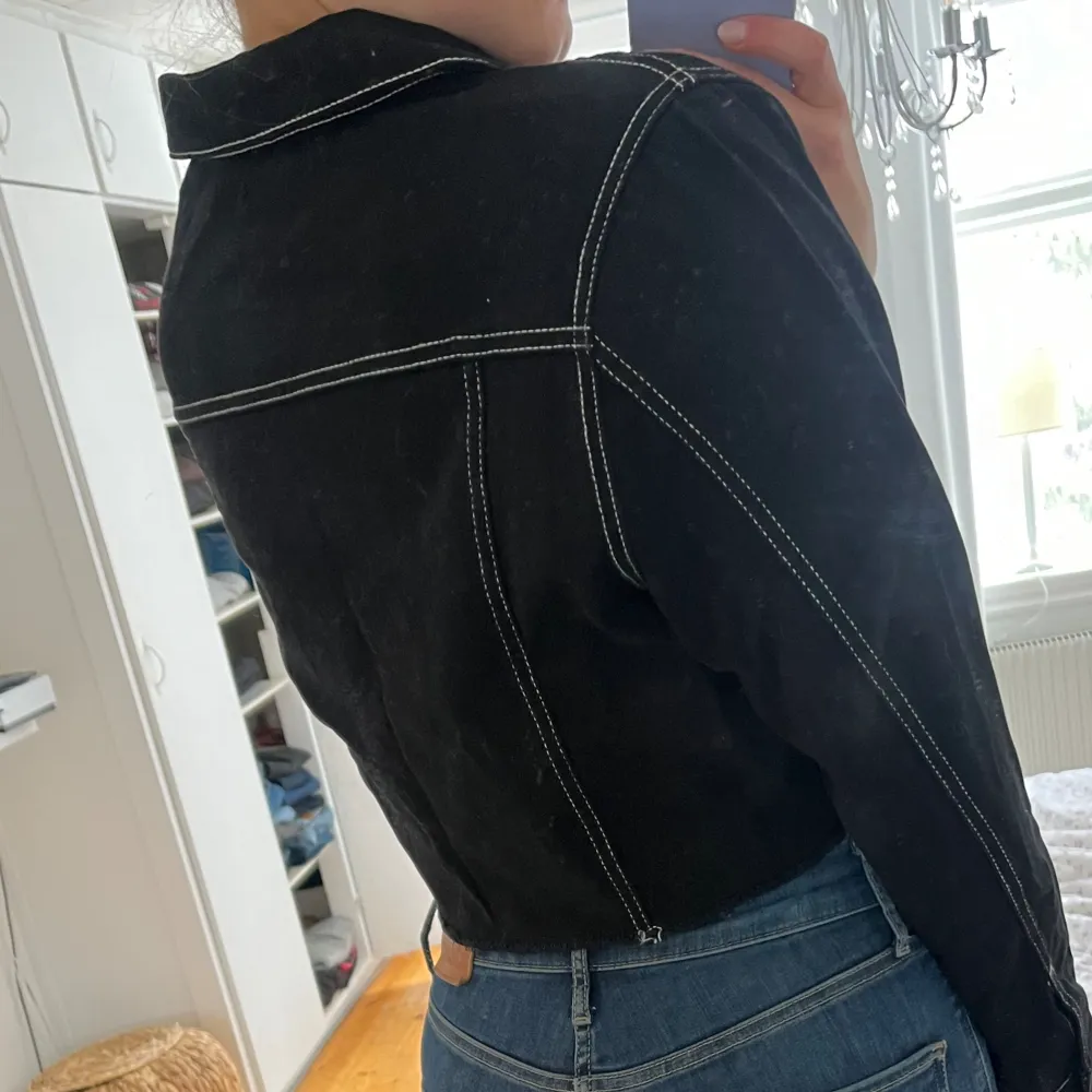 Snygg och skön jeans jacka i fint skick. Vita sömmar. Perfekt till våren eller sommaren . Jackor.