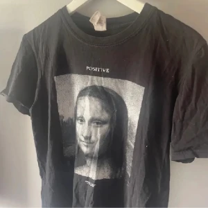 Oversized tshirt🖤 - Oversized tshirt ifrån Emplece med Monalisa tryck ⭐️⭐️ Passar tjej och kill storlekar!