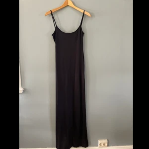 Skimsliknande klänning  - Säljer nu denna helt oanvända Skimsliknande klänningen som jag köpte på Stradivarius i somras💗 Priset går att diskuteras💗