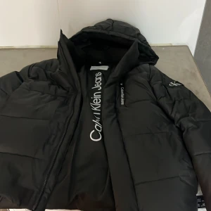 Calvin Klein jacka  - Ny skick säljer den för att den har aldrig använts och kommer inte till nytta