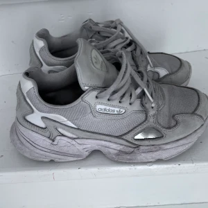 adidas falcon - stl 38 suede white plain väl använda pris inkl frakt swish