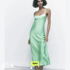 Grön satin klänning💚 - Säljer denna superfina klänning från zara. Den har öppen rygg och en slits på baksidan. Jag säljer den då den tyvärr är för liten för mig. Hör gärna av er vid frågor💚